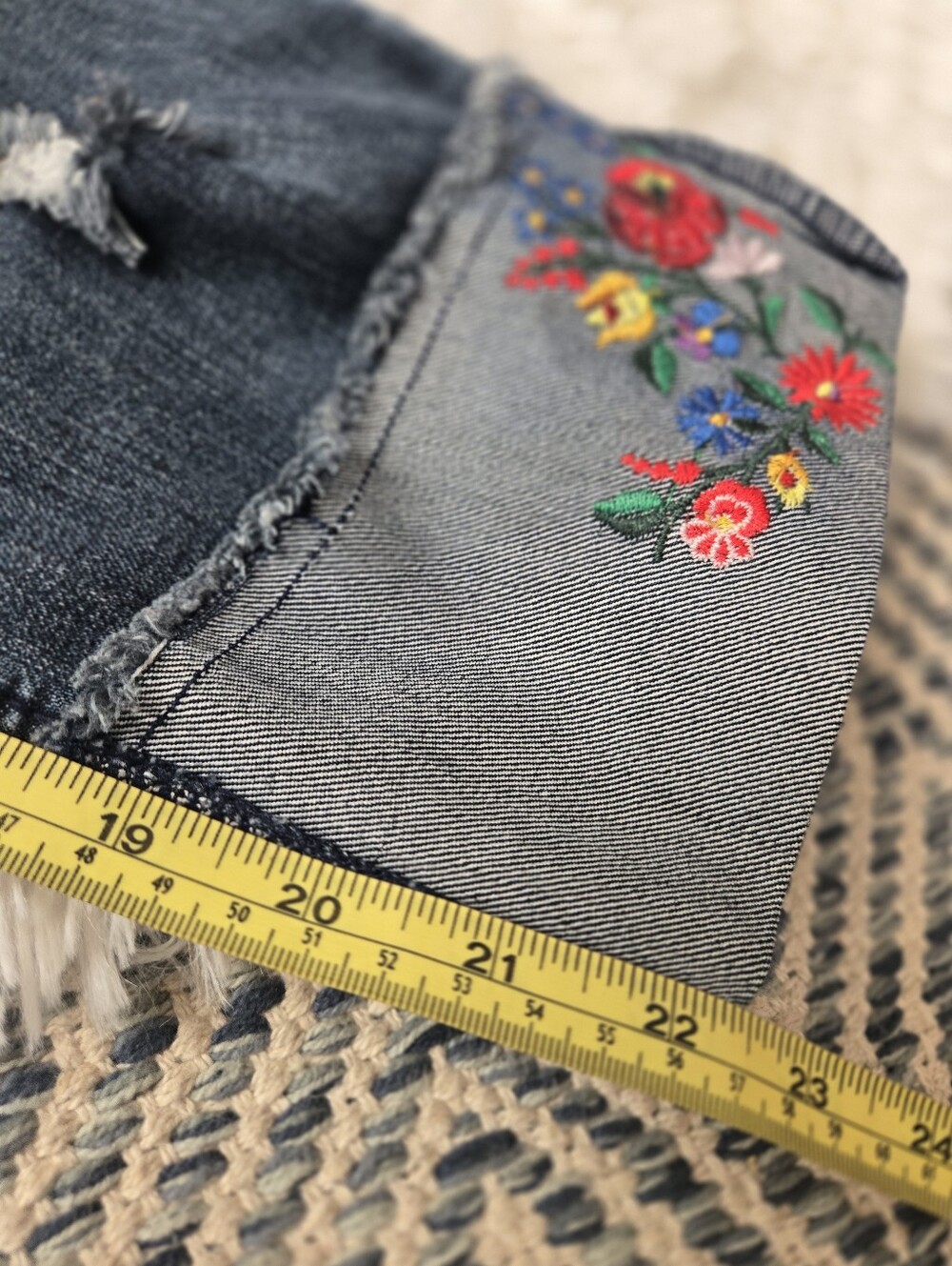 Baccini Dark Indigo Denim Cuffed Cropped Capri Jeans Floral Embroidery Size 12P - Picture 8 of 8